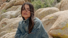 La empresaria paisa, Andrea Agudelo, ha encontrado en la fotografía, los libros, la moda y la dirección creativa distintas formas de explorar su identidad. SEMANA conversó con ella.