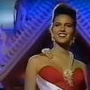 La actriz siempre brilló y cautivó en el escenario de Miss Universo 1992.