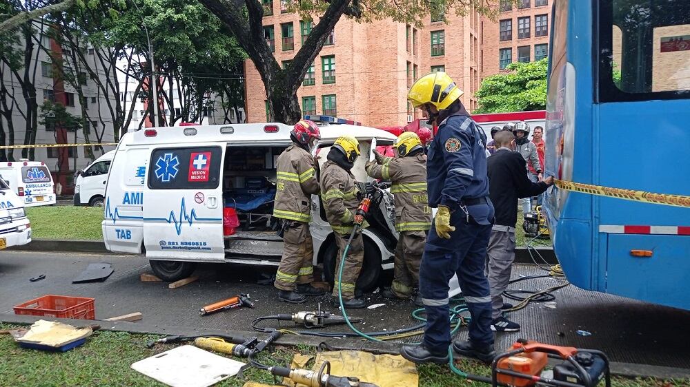 La ambulancia impactó la parte trasera de un bus del MIO.