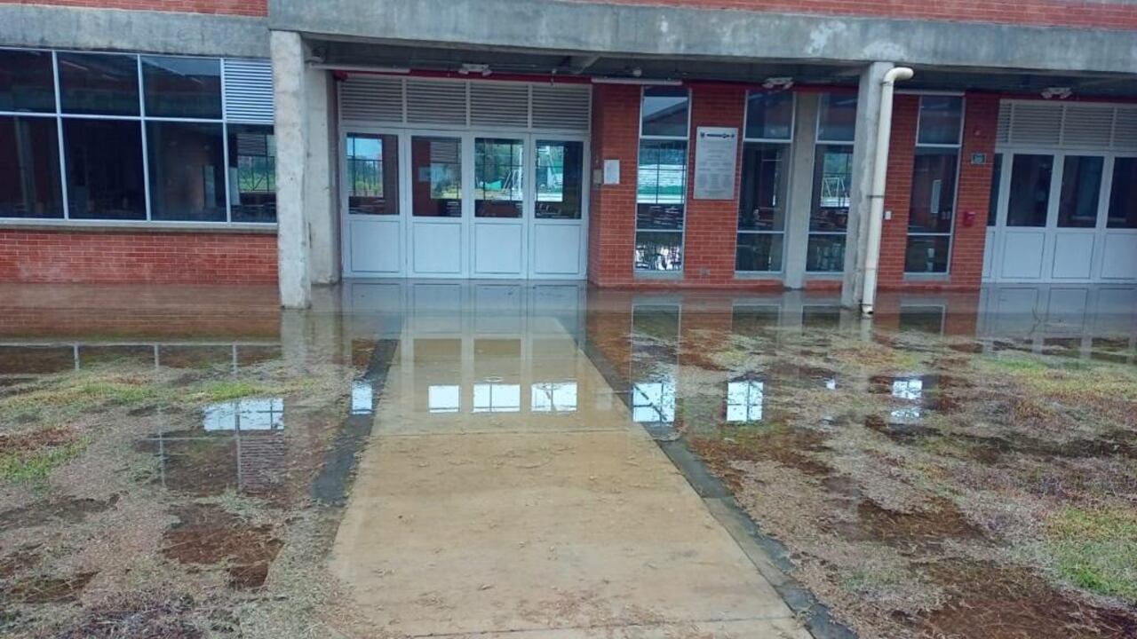 La institución educativa fue cerrada por no contar con agua potable.