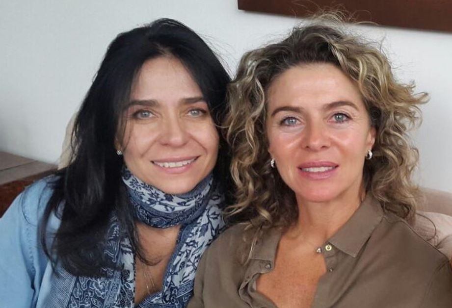Adriana de Francisco junto a su hermana Margarita Rosa