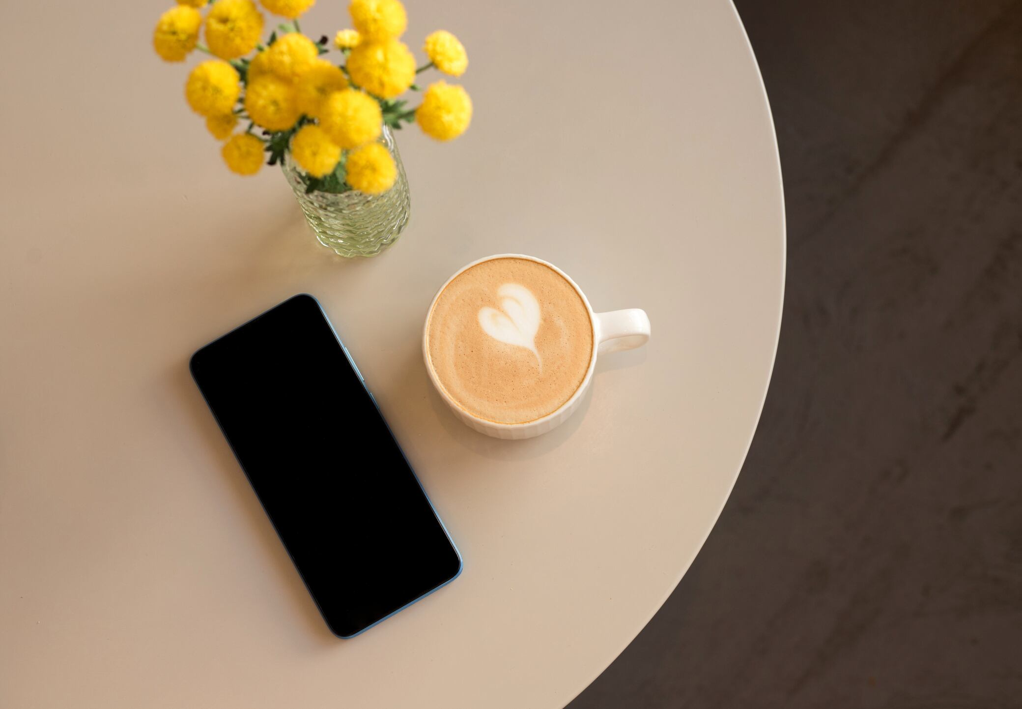 Colocar el celular junto a un pequeño obsequio multiplica el impacto de la sorpresa digital.