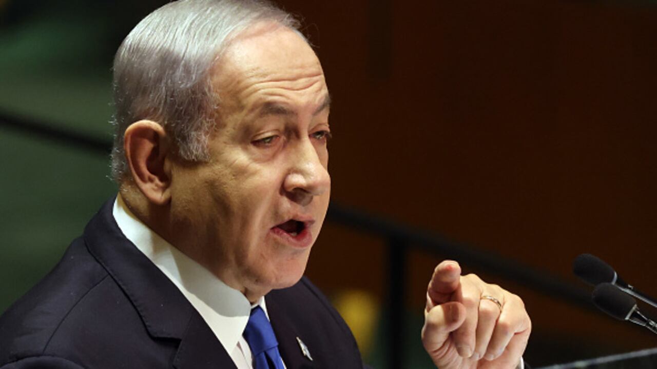 El primer ministro de Israel, Benjamin Netanyahu, ha asegurado este jueves durante una entrevista con la cadena estadounidense CBS News que la inteligencia israelí tenía "fuertes indicaciones" sobre rehenes retenidos por el Movimiento de Resistencia Islámica (Hamás) en el hospital gazatí de Al Shifa. (Photo by Spencer Platt/Getty Images)