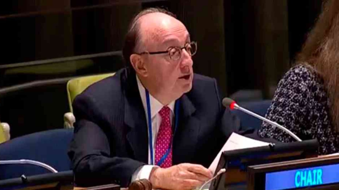 Fernández de Soto es una autoridad en las relaciones exteriores.