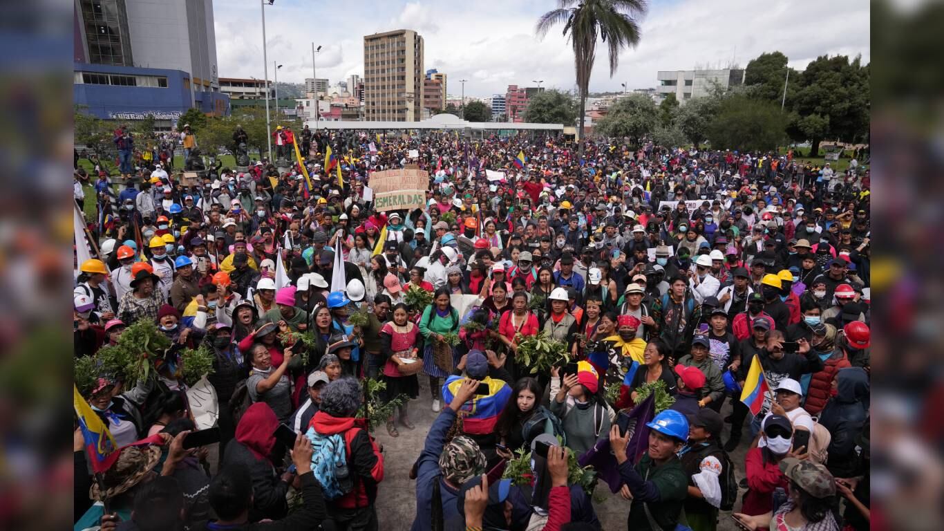 Mujeres indígenas y estudiantes se manifiestan para mostrar su apoyo a las recientes protestas y el paro nacional contra el gobierno del presidente Guillermo Lasso, frente a la Universidad Central, en Quito, Ecuador, el sábado 25 de junio de 2022. Foto: AP/ Dolores Ochoa.