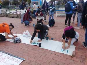 MArchantes preparan pancartas para las marchas del 21 de septiembre de 2020