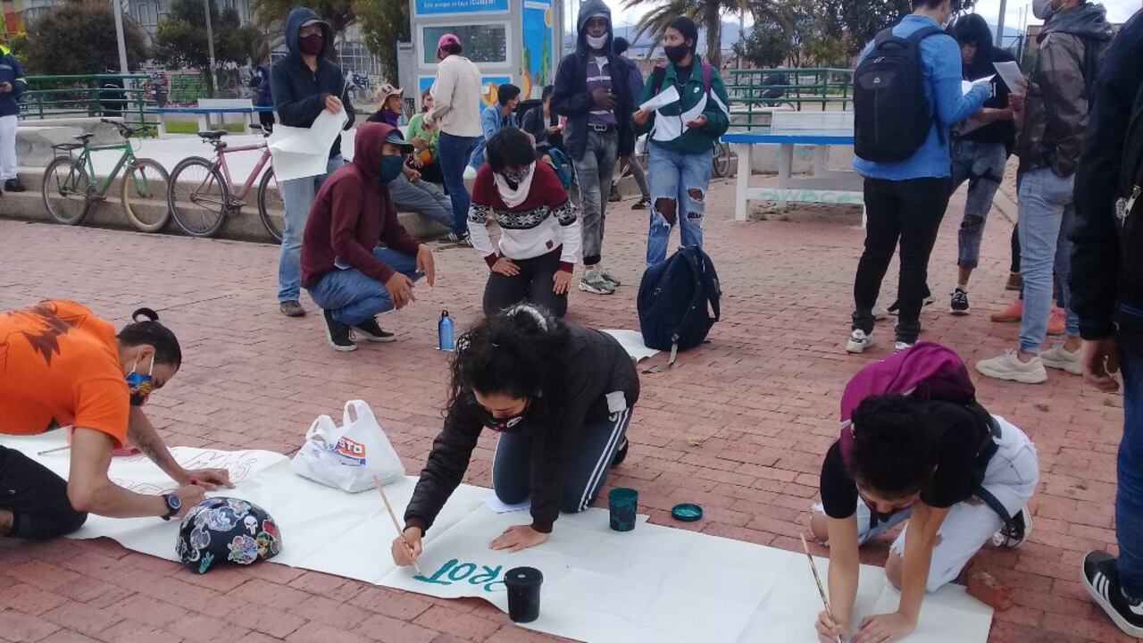 MArchantes preparan pancartas para las marchas del 21 de septiembre de 2020
