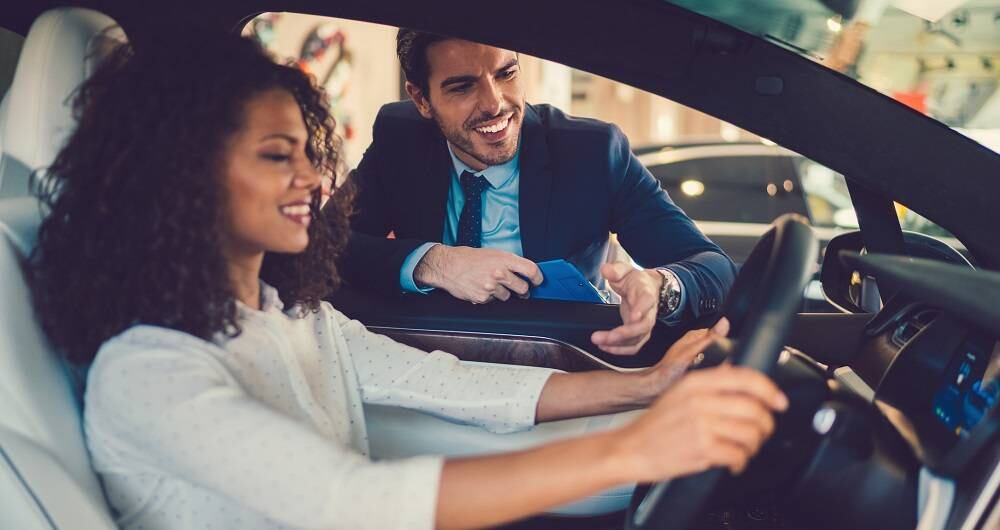 Los compradores de vehículos están afectados por las alzas en las tasas de interés, así como por los mayores precios de los vehículos.