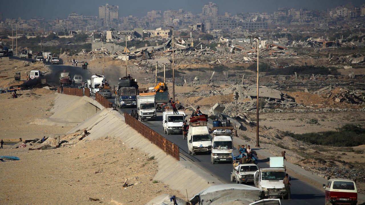 Vehículos que transportan palestinos que huyen hacia el sur circulan por la carretera costera cerca del campo de refugiados de Nuseirat, en el centro de la Franja de Gaza