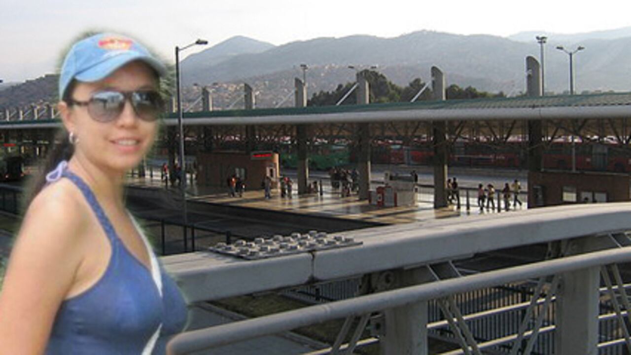 Esta es Carolina Castañeda, la mujer que fue atacada en el puente peatonal que conduce al Portal El Tunal.