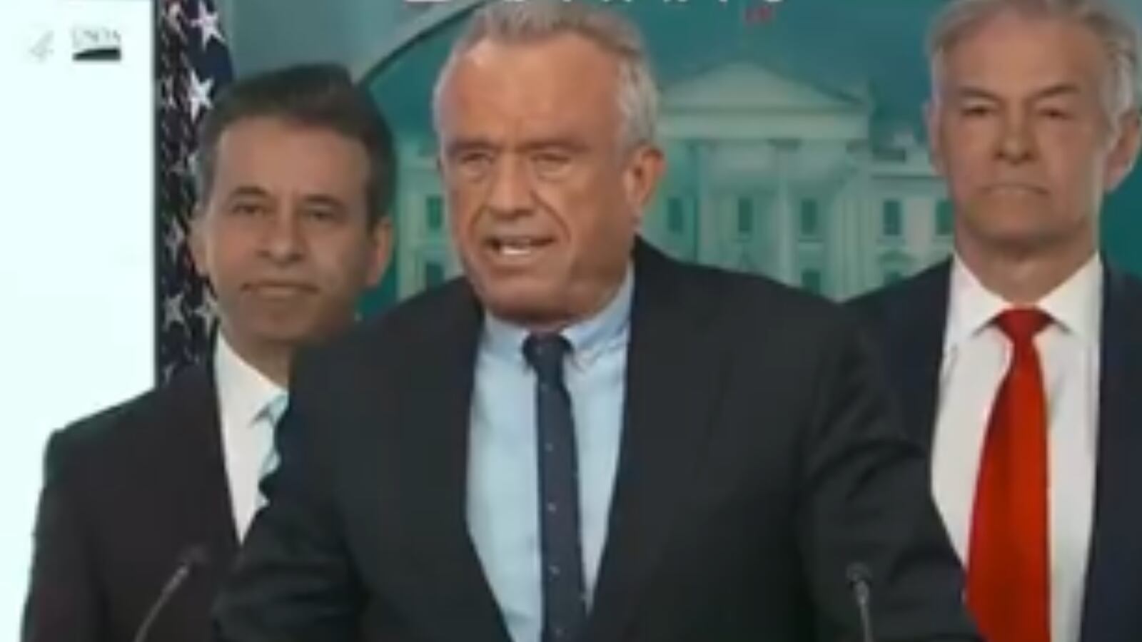 Robert F. Kennedy Jr. presentó las nuevas guías dietéticas de EE. UU., priorizando proteínas, grasas saludables y declarando la “guerra al azúcar añadido”.