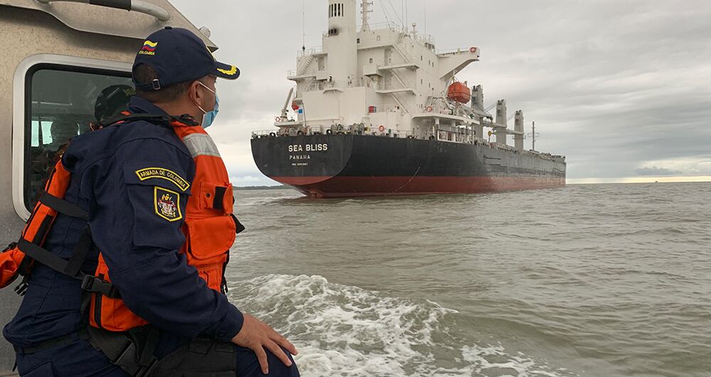 Los guardacostas deben patrullar constantemente a los buques mercantes internacionales, que llegan a la bahía de Buenaventura, pues muchas veces son utilizados como "mulas" para transportar drogas hasta países como Panamá, México o EE.UU.