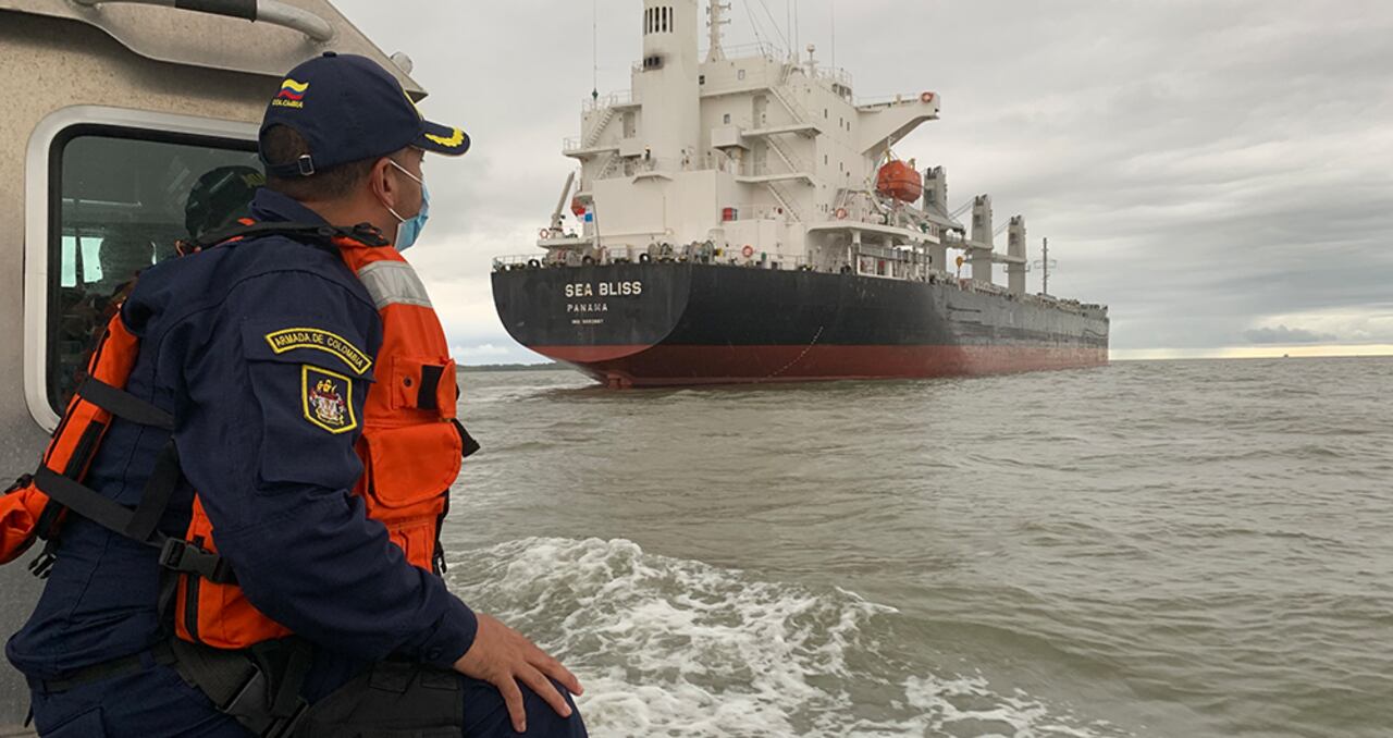 Los guardacostas deben patrullar constantemente a los buques mercantes internacionales, que llegan a la bahía de Buenaventura, pues muchas veces son utilizados como "mulas" para transportar drogas hasta países como Panamá, México o EE.UU.