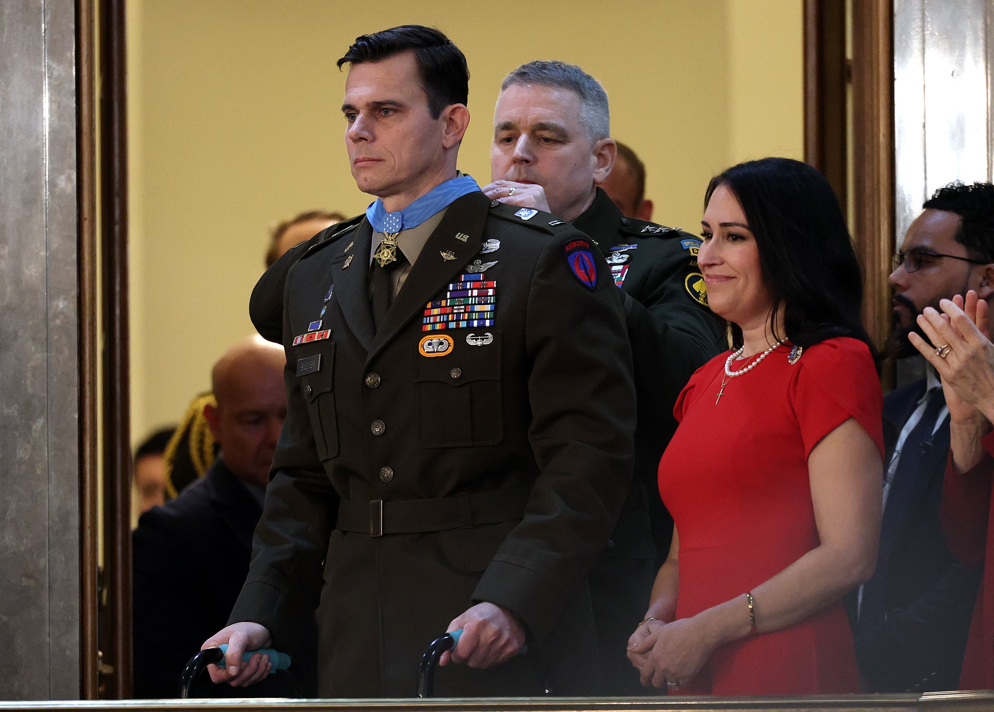 El suboficial mayor Eric Slover recibe la Medalla de Honor del Congreso durante el discurso sobre el Estado de la Unión del presidente estadounidense Donald Trump.