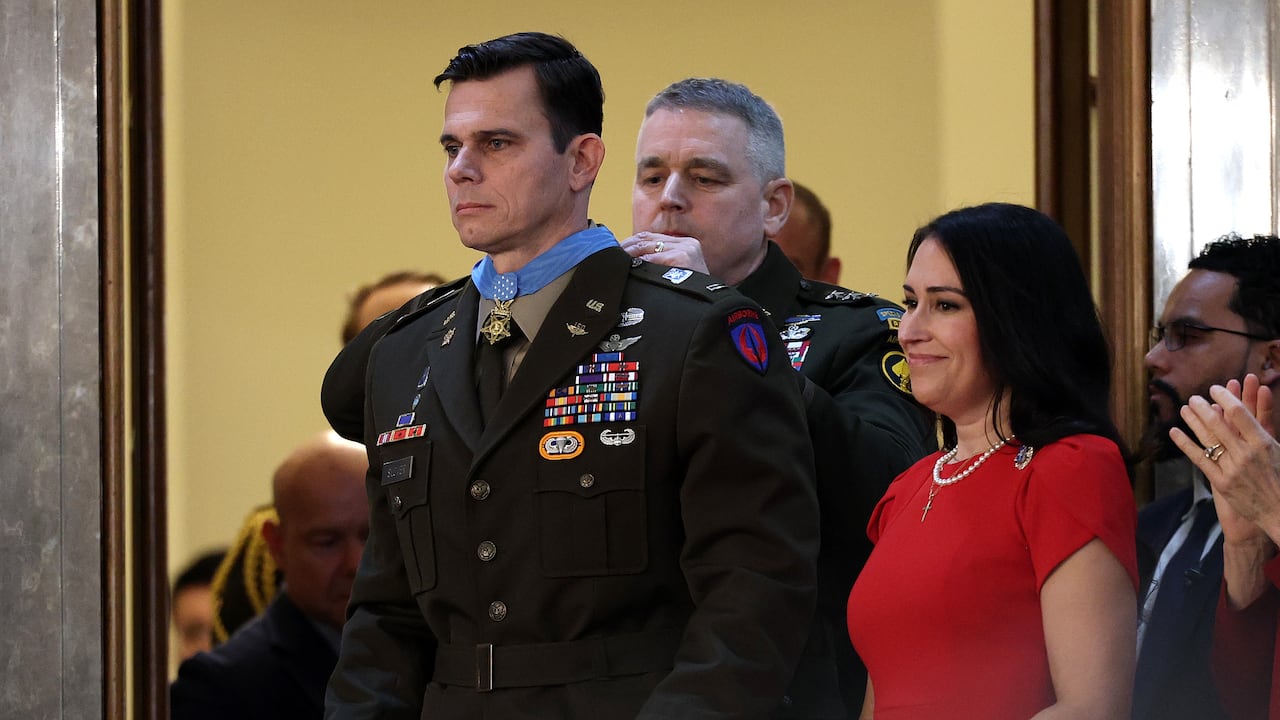 El suboficial mayor Eric Slover recibe la medalla de honor del Congreso durante el discurso sobre el Estado de la Unión del presidente estadounidense Donald Trump