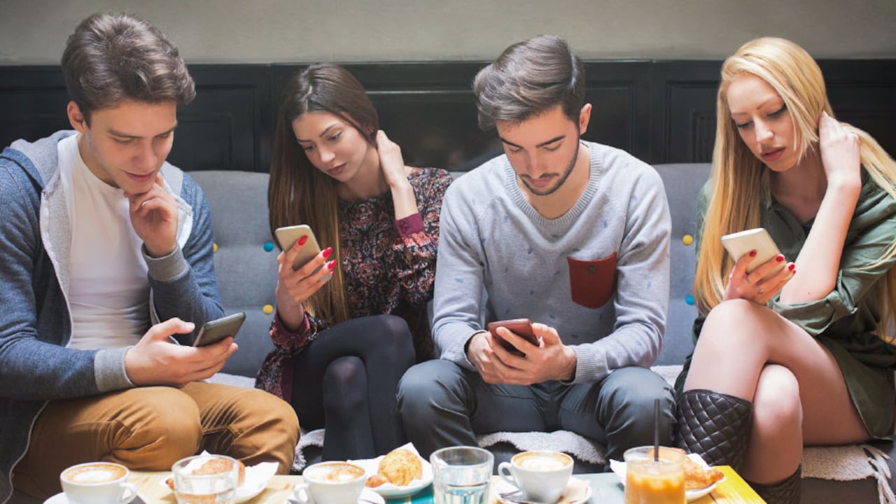 La urgencia de mejorar la salud digital ha llevado a recomendar un conjunto de medidas. En el ámbito familiar, los expertos sugieren establecer límites en los tiempos de conexión tanto para los adultos como para los jóvenes.