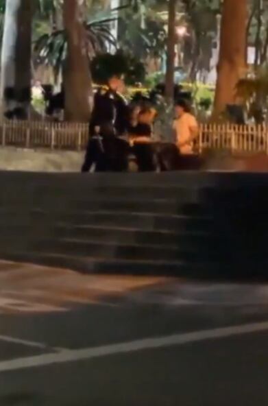 La Policía intervino e impidió que la pareja siguiera con el bochornoso acto.