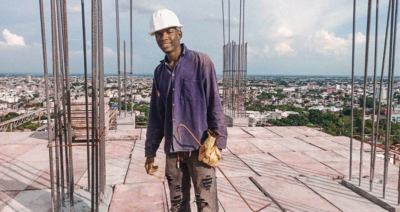 Jhonatan Rodríguez trabaja en las mañanas en construcción para recoger la plata y pagar las deudas que le ha dejado creer en falsos empresarios. En las tardes entrena fútbol. Sueña jugar en el América y en España.