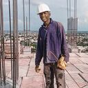 Jhonatan Rodríguez trabaja en las mañanas en construcción para recoger la plata y pagar las deudas que le ha dejado creer en falsos empresarios. En las tardes entrena fútbol. Sueña jugar en el América y en España.