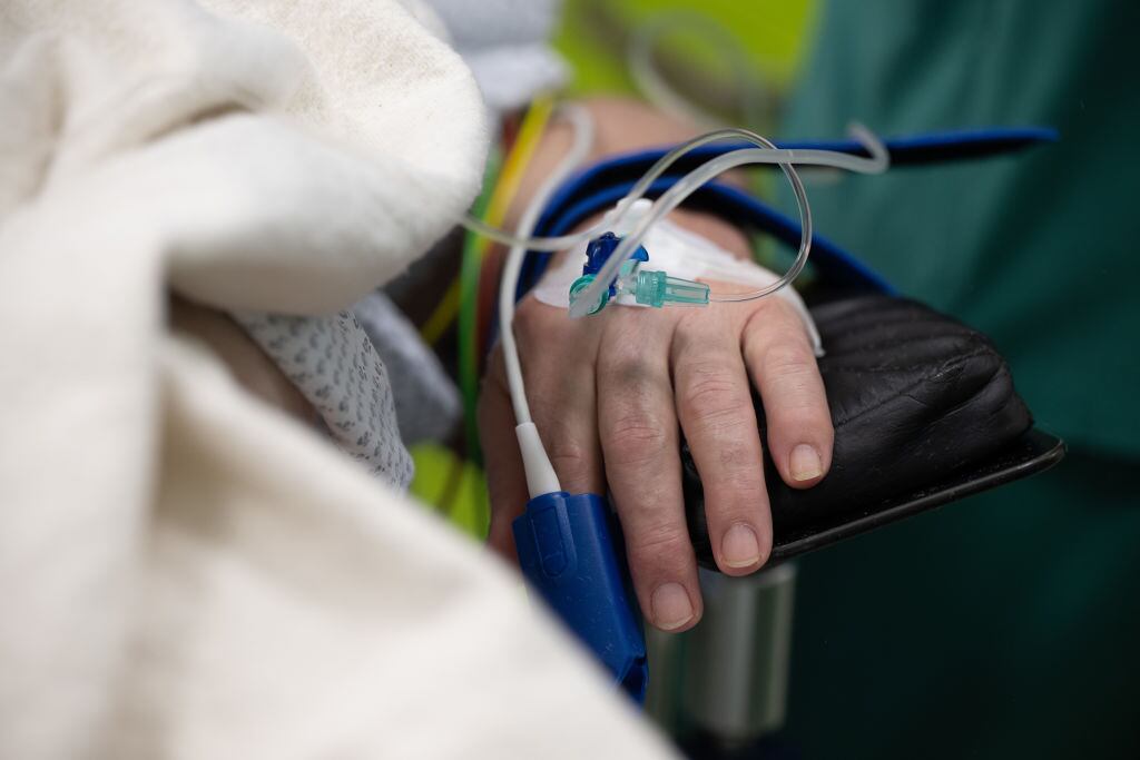 Un paciente ya anestesiado yace en una habitación en preparación para la cirugía en un hospital de Frankfurt, en Alemania. Foto: Sebastian Gollnow/dpa (Foto de Sebastian Gollnow/Picture Alliance vía Getty Images)