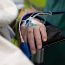 Un paciente ya anestesiado yace en una habitación en preparación para la cirugía en un hospital de Frankfurt, en Alemania. Foto: Sebastian Gollnow/dpa (Foto de Sebastian Gollnow/Picture Alliance vía Getty Images)