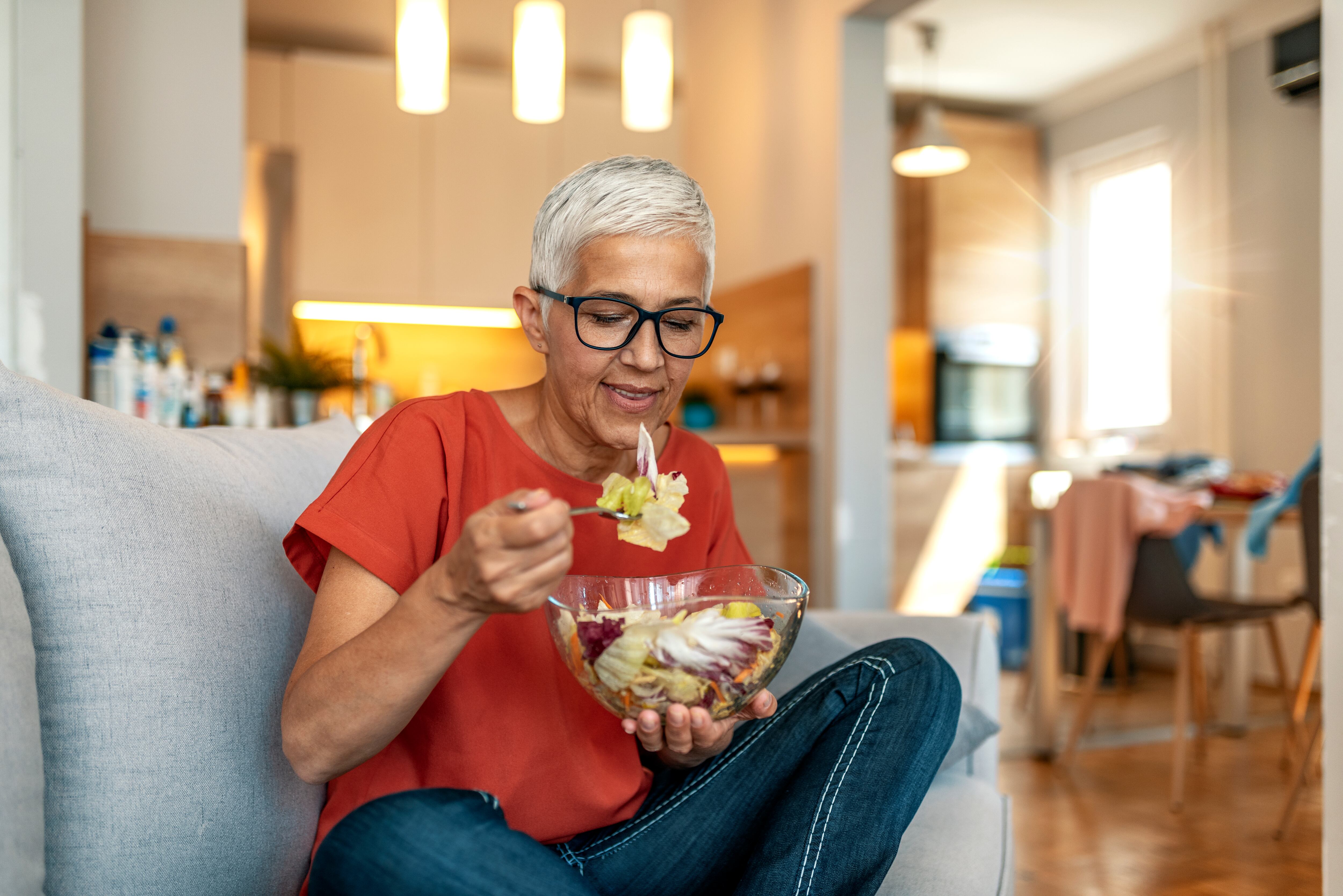 adulto mayor comiendo
