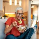 adulto mayor comiendo