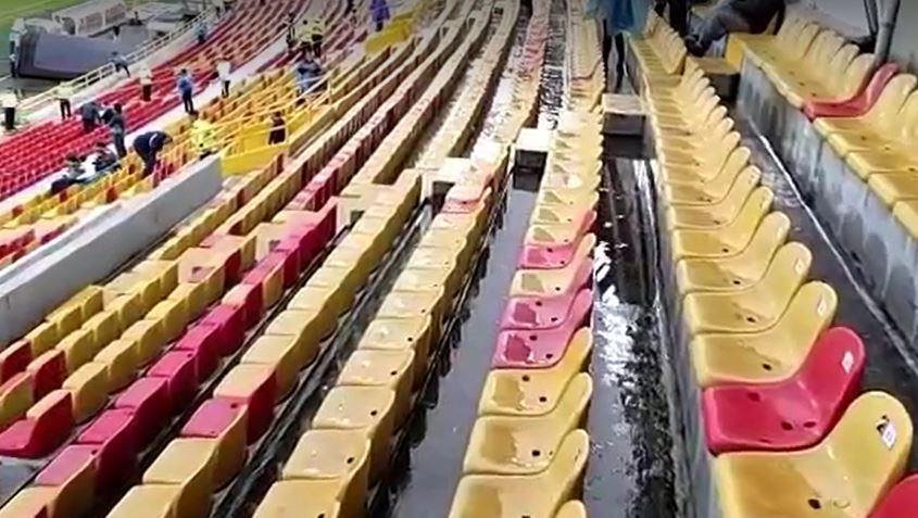 Algunas tribunas sufren de grietas y humedad en el estadio El Capín.