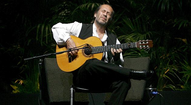 Fotografía de archivo tomada el 29 de noviembre de 2007 que muestra al guitarrista y compositor flamenco Paco de Lucía durante su concierto en el Campo Pequeno de Lisboa (Portugal).