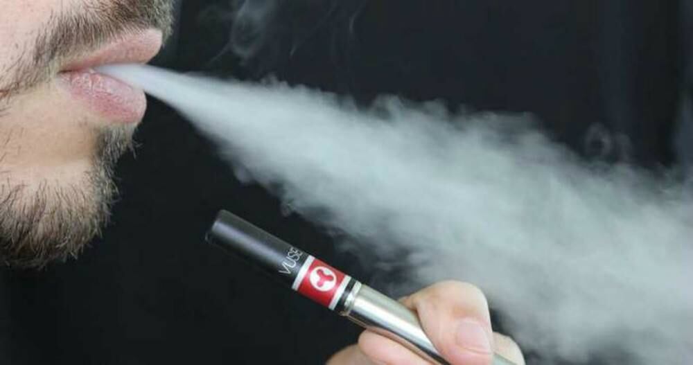 el Cigarrillos electrónicos también es llamado vapeador
