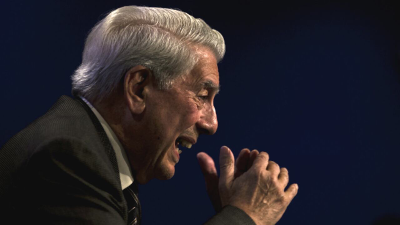 Mario Vargas Llosa habla durante la presentación de su nuevo libro 'El héreo caído' en Madrid, España.