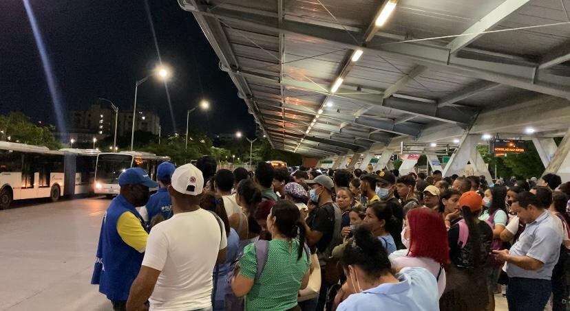 La aglomeración de pasajeros en hora pico en la Estación Joe Arroyo