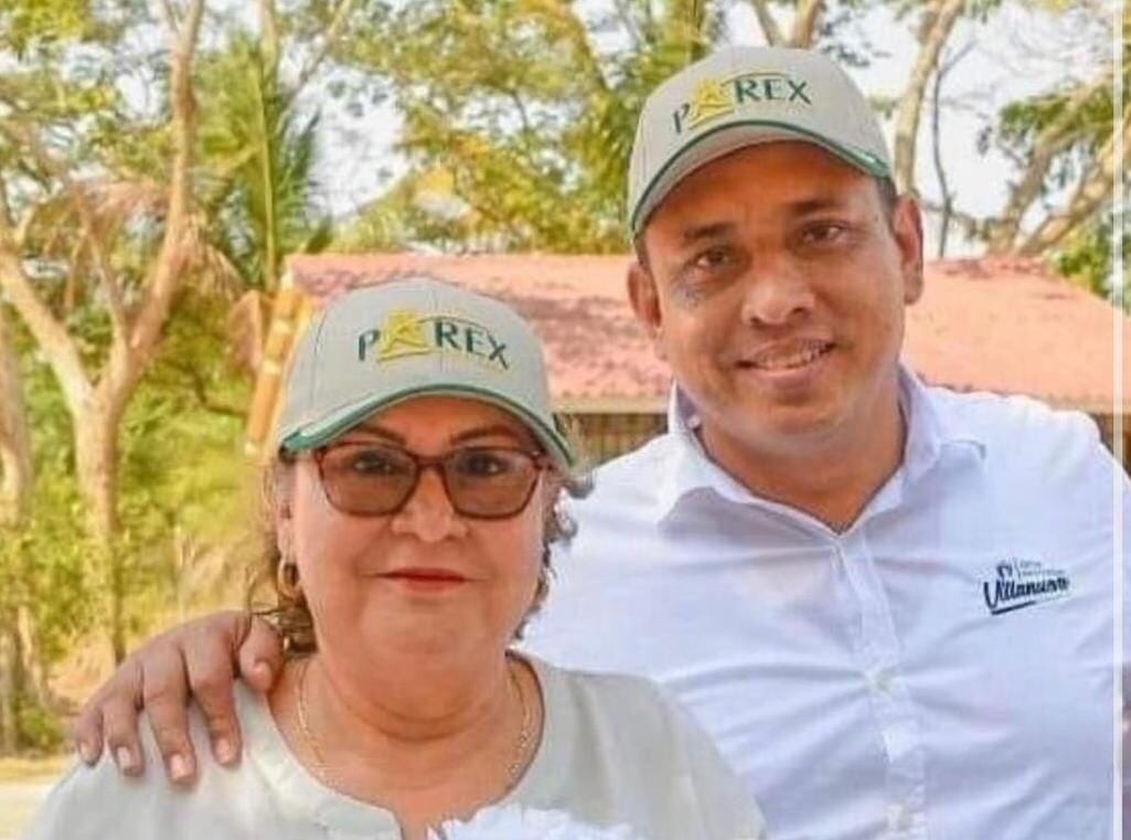 El alcalde Oswal Fontecha junto a su madre, Hilda Pachón.