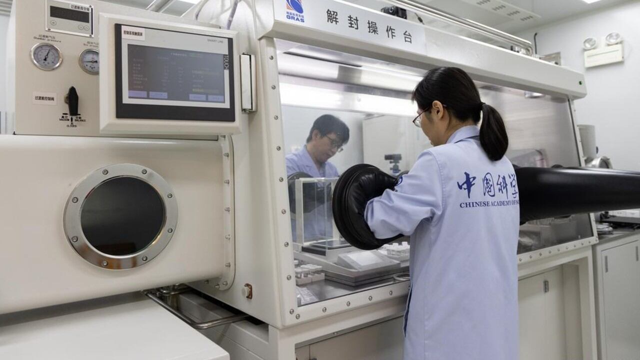 Científicos chinos examinaron las muestras lunares de la Chang'e-6, revelando características únicas nunca antes observadas en material lunar.