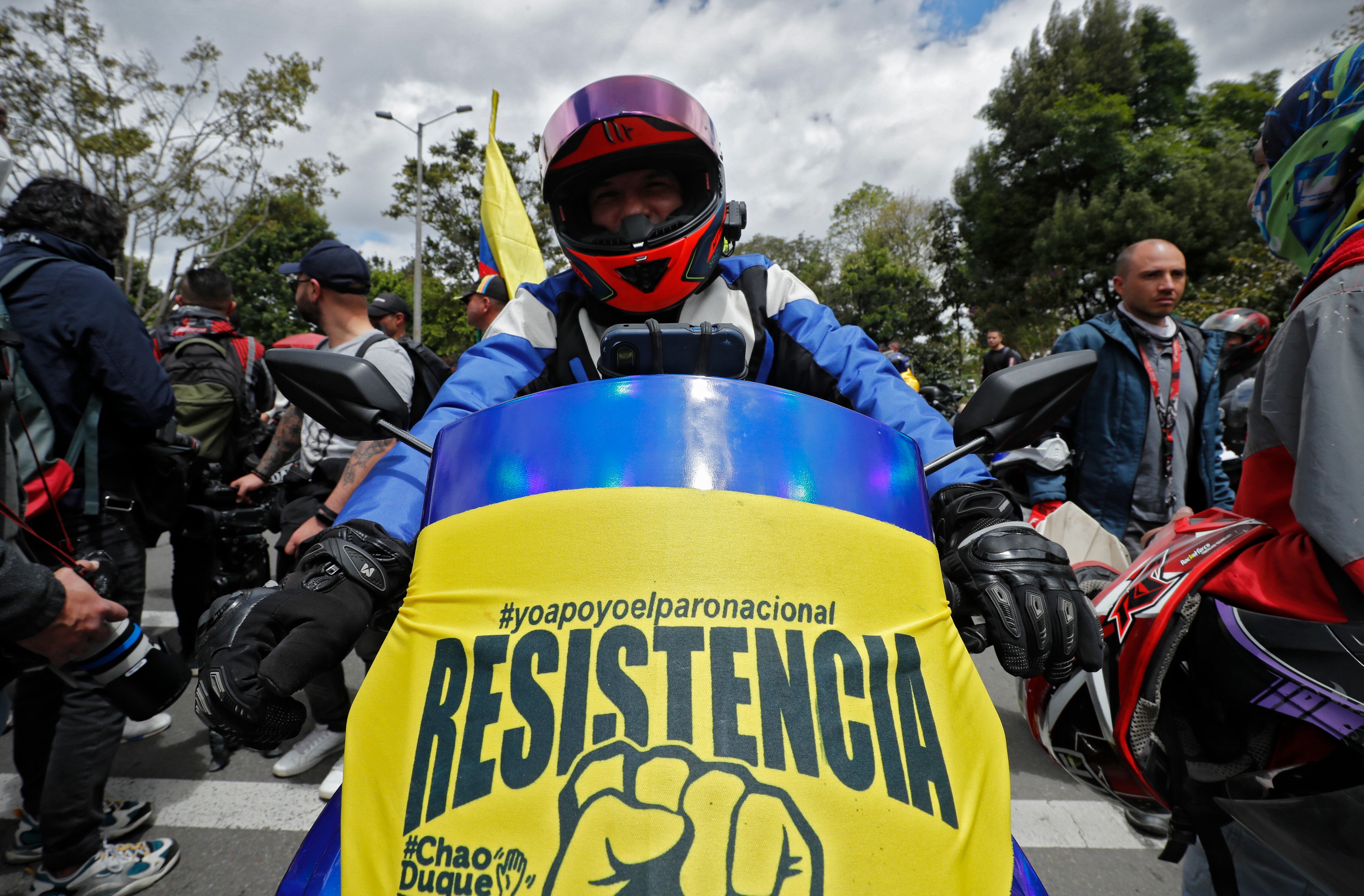 Motociclistas protestan en la capital debido a que la Alcaldía de Bogotá expidió el Decreto 270 de 2022, por medio del cual extiende la restricción del parrillero hombre en la ciudad hasta el próximo 31 de diciembre.
Julio 7 del 2022
Foto Guillermo Torres Reina / Semana