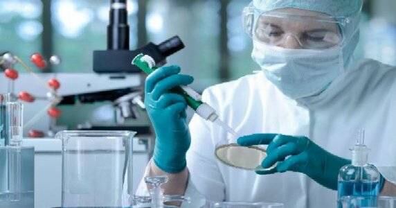 Ahora, la buena noticia es que, en menos de cinco años, estará disponible comercialmente una prueba fácil, rápida y menos costosa que le permitiría saber a la población su riesgo de padecer esta demencia, al menos una década antes de que aparezcan los síntomas.