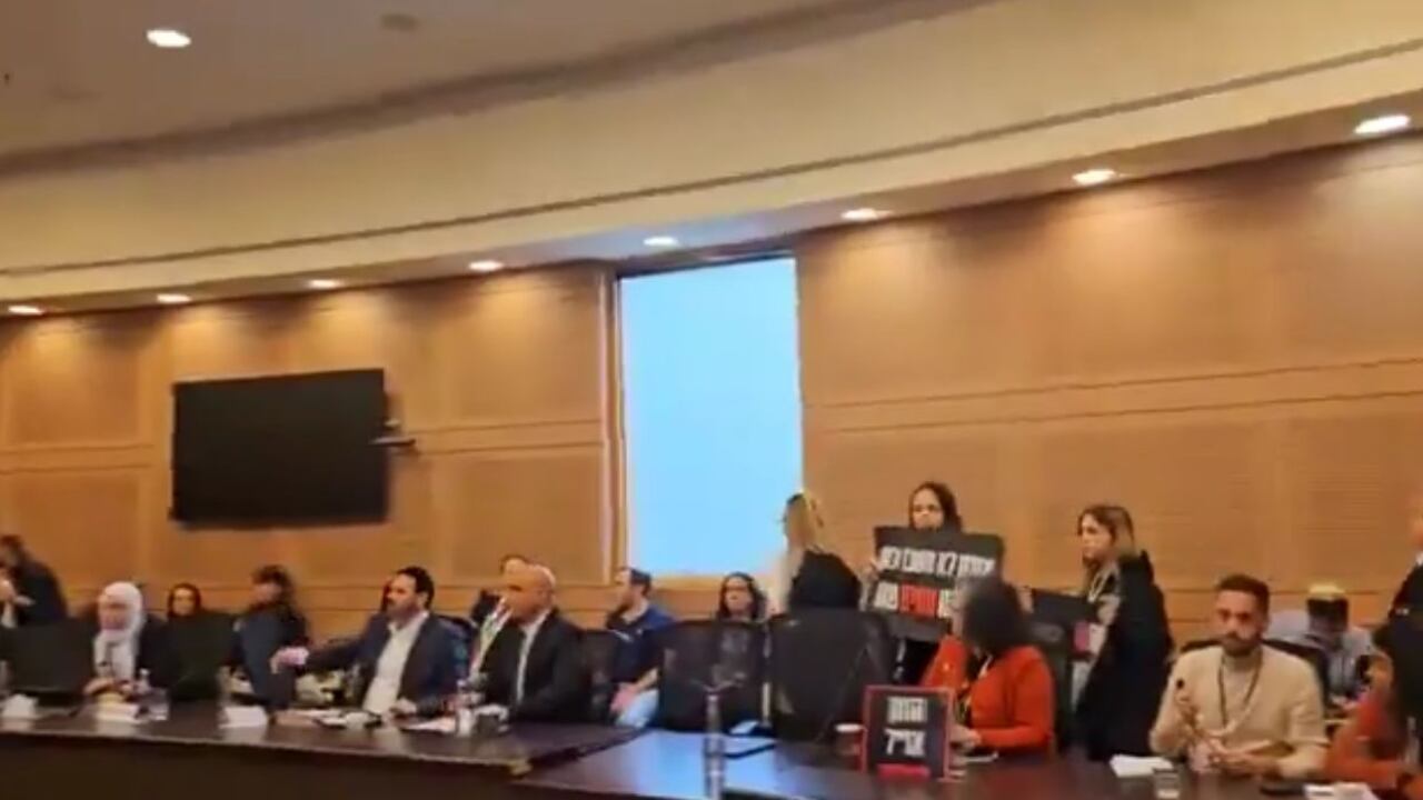Un grupo de familiares irrumpe en el parlamento israelí
