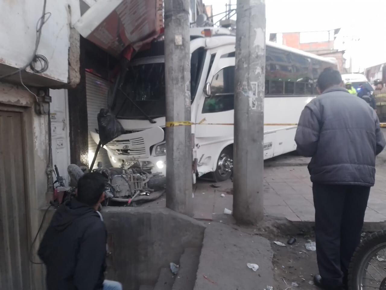 La ruta escolar terminó en el primer piso de una vivienda.