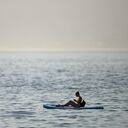 Un surfista de remo cerca de la playa Kitsilano durante una ola de calor en Vancouver, Columbia Británica, Canadá, el lunes 28 de junio de 2021. Se espera que el calor continúe durante varios días en algunas partes de Columbia Británica, según las advertencias meteorológicas del gobierno. Fotógrafo: Trevor Hagan / Bloomberg a través de Getty Images