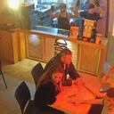 Los clientes de la hamburguesería Pecado Capital fueron víctimas de una pareja de delincuentes que los sorprendió mientras comían.