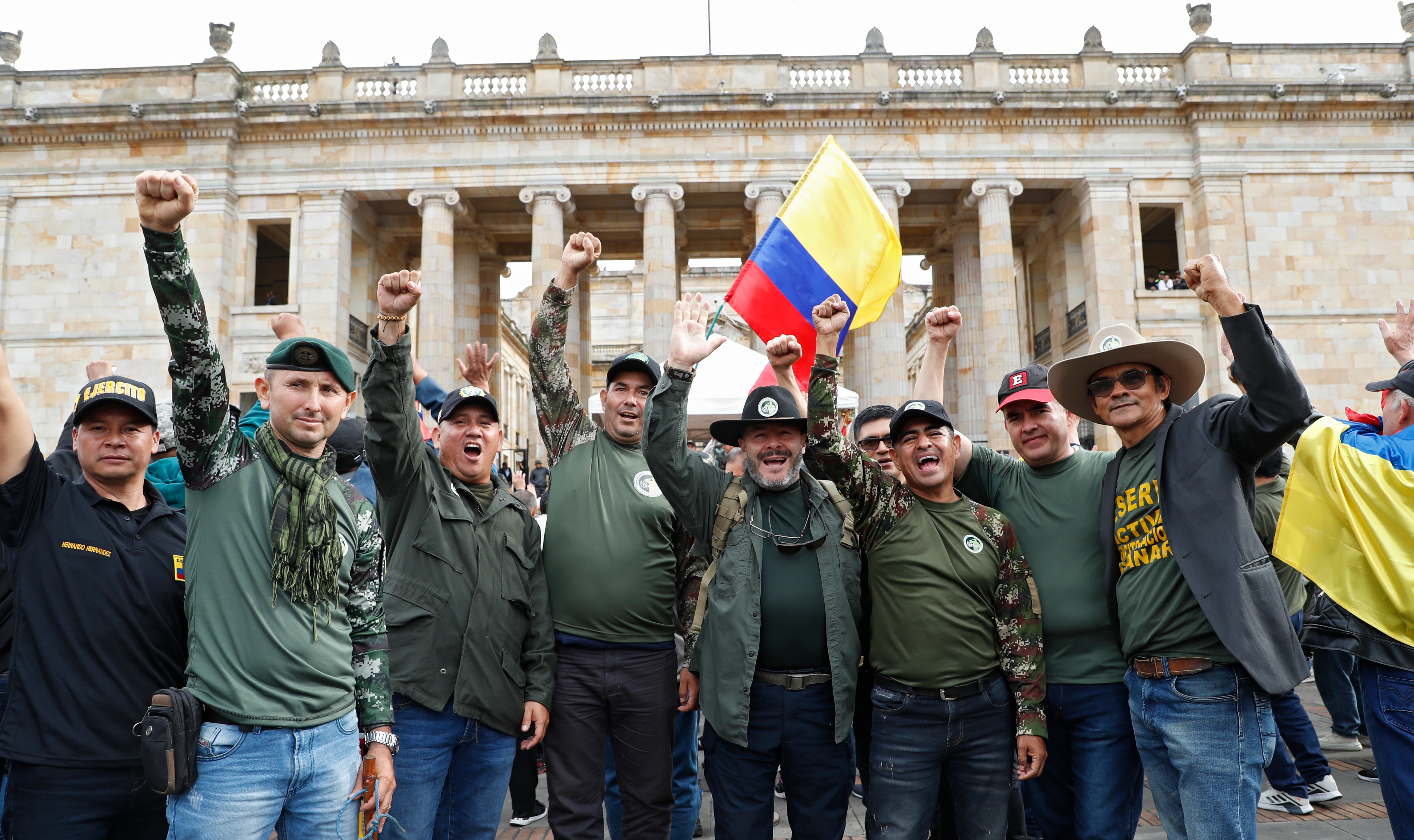 Militares retirados se tomaron la Plaza de Bolívar para protestar contra  la política de seguridad nacional del Gobierno del presidente Gustavo Petro
Reservas fuerza publica
Bogota mayo 10 del 2023
Foto Guillermo Torres Reina / Semana
