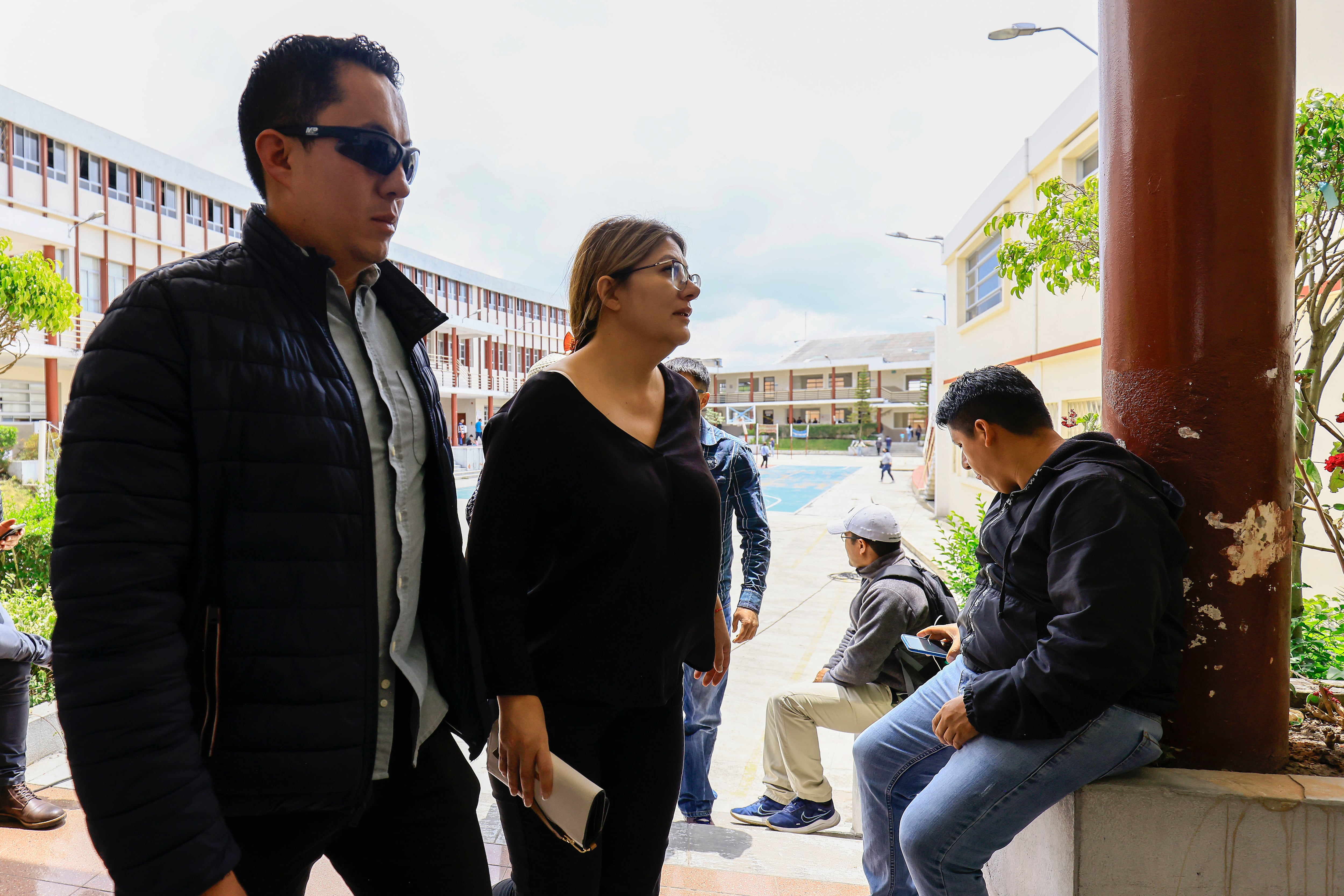 Verónica Sarauz, viuda de Fernando Villavicencio, llega al colegio San Gabriel durante las elecciones presidenciales de Ecuador, el 20 de agosto de 2023, en Quito, Ecuador.
