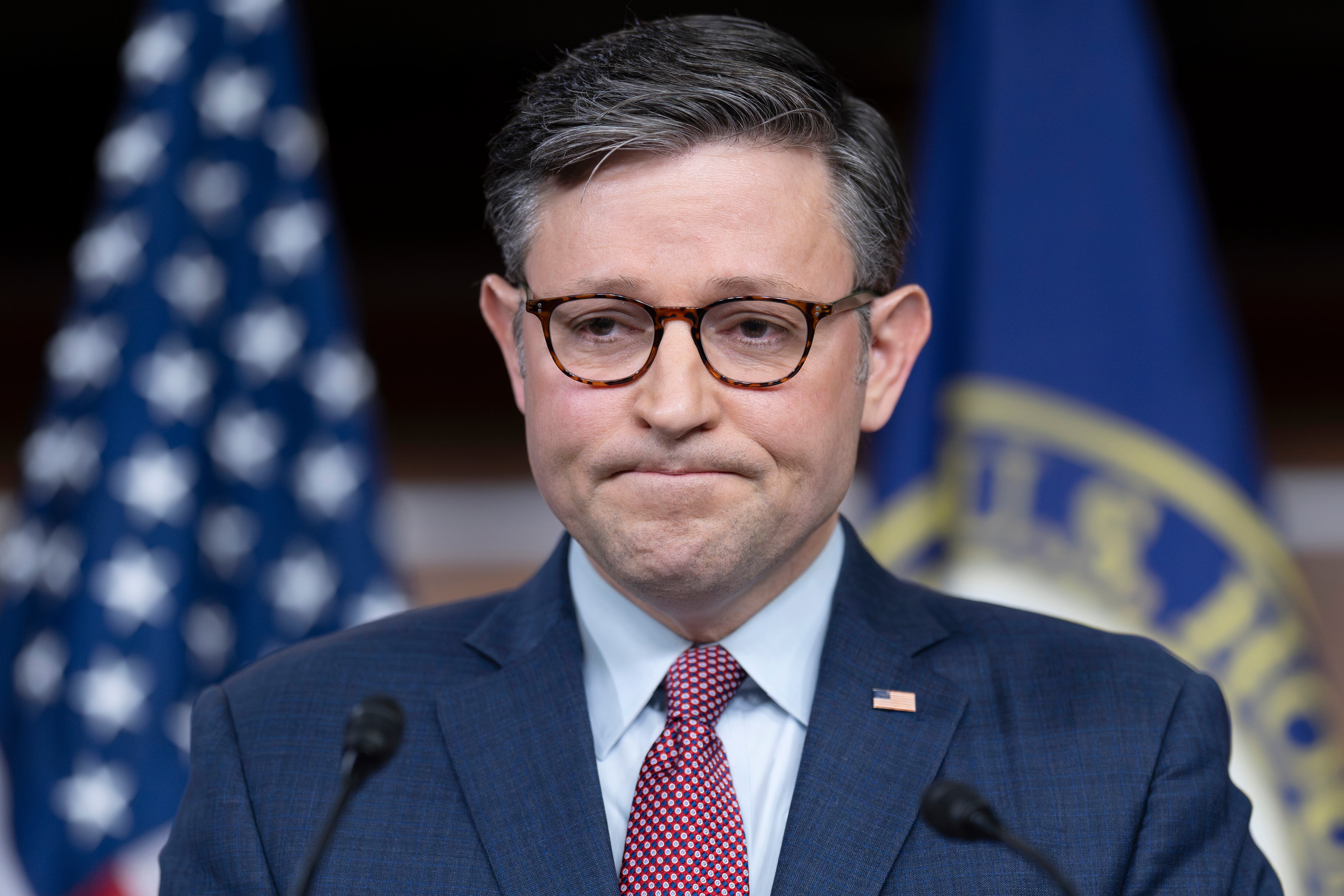 El presidente de la Cámara de Representantes, Mike Johnson, habla con reporteros previo al debate y votación de un paquete de ayuda para Israel, el jueves 2 de noviembre de 2023, en el Capitolio, en Washington. (AP Foto/J. Scott Applewhite)