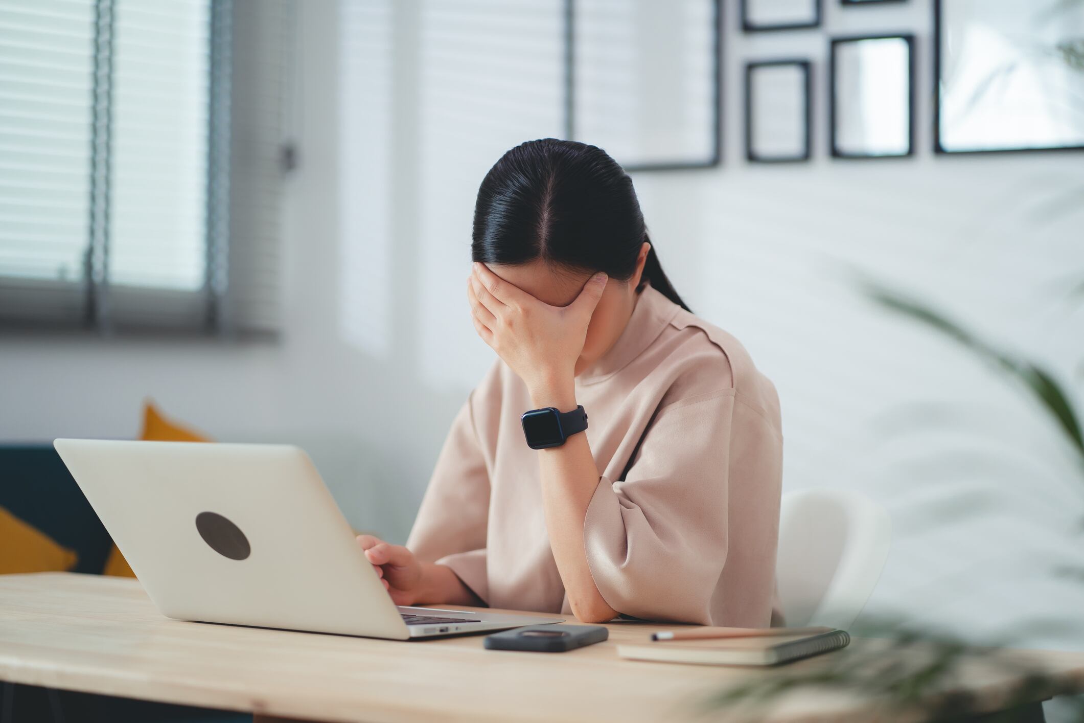 Las aplicaciones solicitan permisos que no son esenciales para su funcionamiento y que podrían dar acceso innecesario a información sensible del dispositivo.