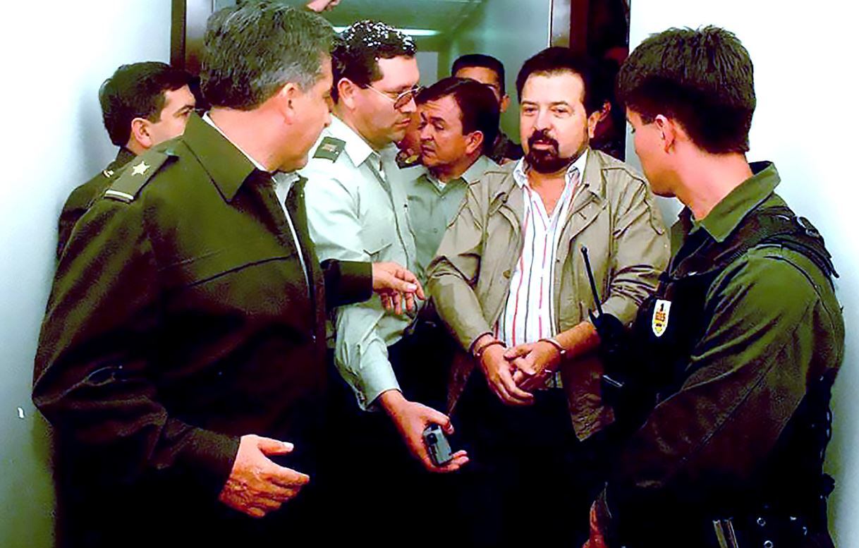 El 9 de junio de 1995 fue capturado junto a otras siete personas en una residencia del barrio Santa Mónica, en el norte de Cali, Gilberto Rodríguez Orejuela, el jefe del Cartel de Cali, quien permanecía oculto en una caleta empotrada detrás de un closet.