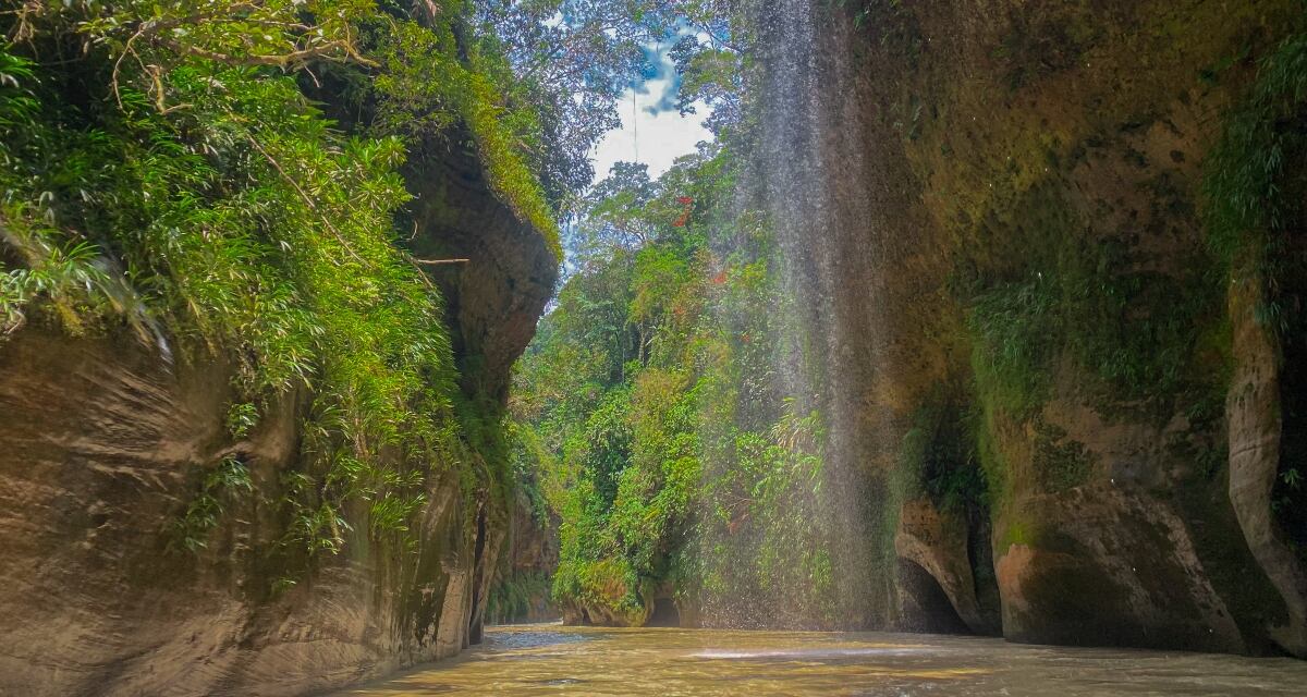 Cascada en el Cañón del Güejar en el departamento del Meta. Septiembre 2020.