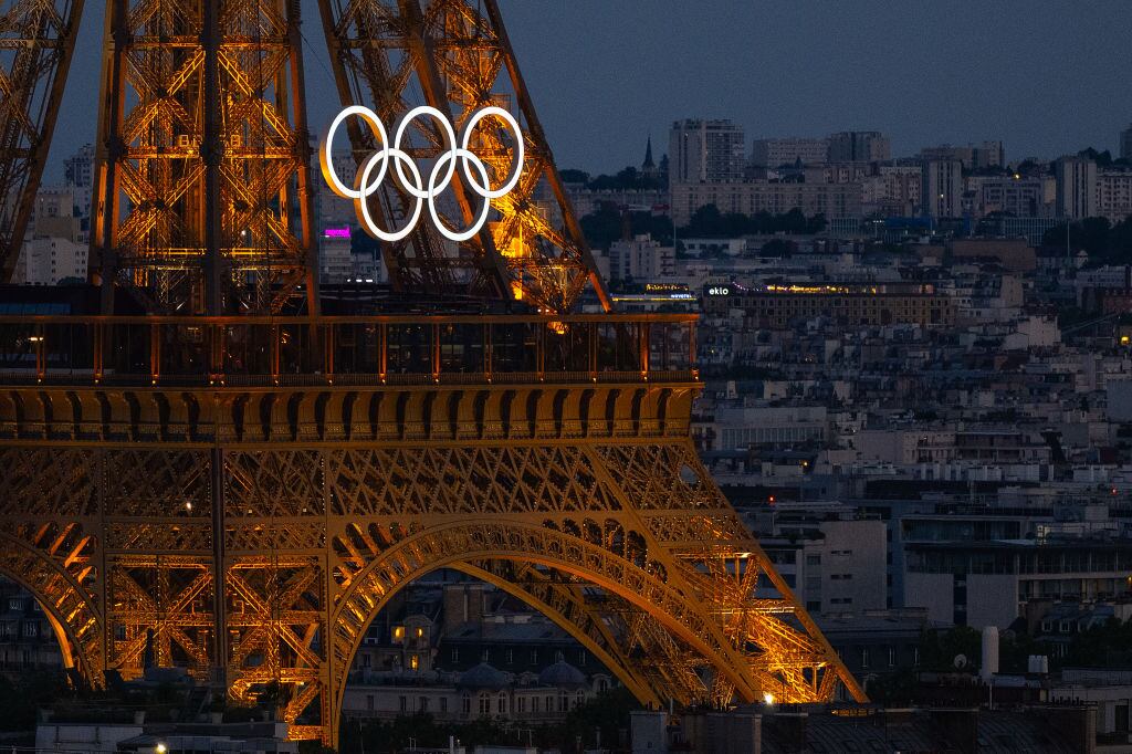 Una vista general de la Torre Eiffel con los anillos olímpicos desde el Arco de Triunfo antes de la ceremonia de apertura de los Juegos Olímpicos de París 2024 el 21 de julio de 2024 en París, Francia. (Foto de David Ramos/Getty Images)