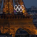 Una vista general de la Torre Eiffel con los anillos olímpicos desde el Arco de Triunfo antes de la ceremonia de apertura de los Juegos Olímpicos de París 2024 el 21 de julio de 2024 en París, Francia. (Foto de David Ramos/Getty Images)