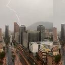 Impactante rayo quedó grabado en cámara tras las lluvias de este lunes 17 de abril.