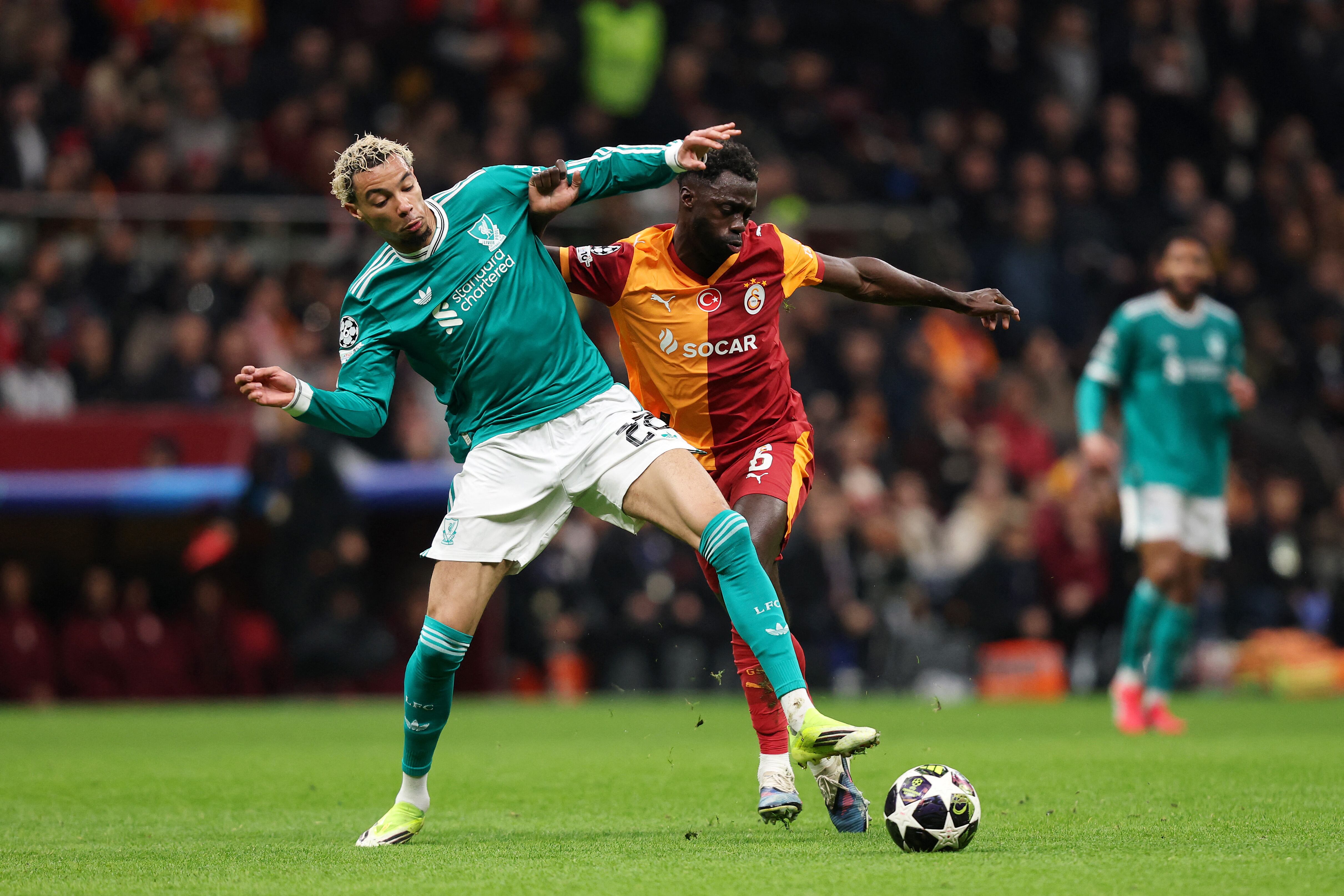 Davinson Sánchez en el cruce de Champions League con Galatasaray vs. Liverpool